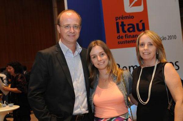 Daniella Cornachione, filha de Rogério Assis e Eliane, recebeu semana passada em São Paulo, prêmio por matéria feita na revista ÉPOCA, onde trabalha