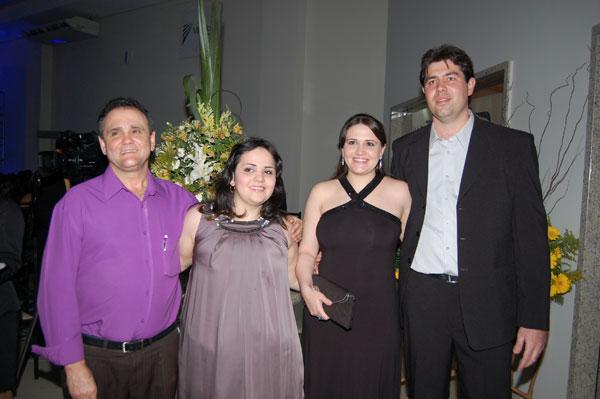 Dia de muita festa também na residência do empresário José Francisco dos Santos, presidente da rede de supermercados Porecatu, uma das maiores redes no ramo em Votuporanga. Na foto, José Francisco está ao lado das filhas Alice e Cristina e do genro Fábio Previato\r\n