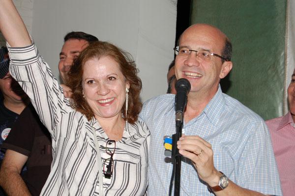 Hoje quem festeja a data do dia 16 de dezembro é o deputado federal João Eduardo Dado. Um dos homens públicos de maior expressão pela competência com que exerce e continuará exercendo por mais 4 anos o mandato na Câmara Federal, depois de sua vitória nas eleições de 2010. Respeitado por toda população pela seriedade com que assume seus compromissos. Nossa cidade ganhou muito destaque nas obras realizadas com o empenho do nosso ilustre parlamentar. João Dado vai receber hoje as felicitações dos seus amigos. O carinho muito especial vai ficar por conta de sua esposa Mônica, dos filhos, netos e demais familiares. Parabéns!!!