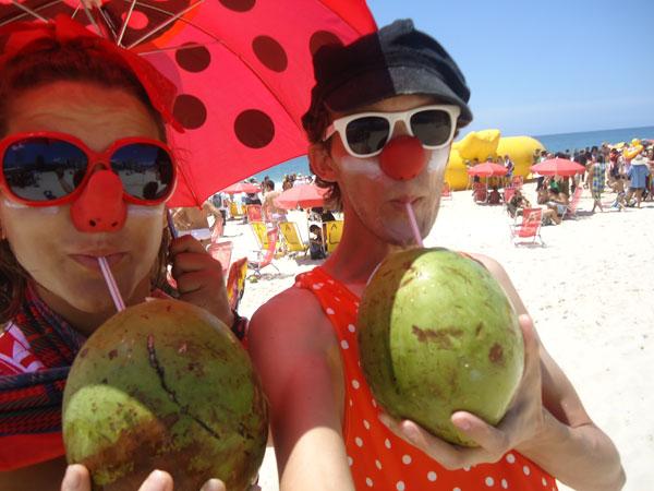 Os personagens Florisbela (Gabriela de Carvalho) e Salxixa (Álvaro Rovares) fazendo a “bagunça” na praia do Rio de Janeiro, onde foram participar do do Festival Internacional de Palhaço