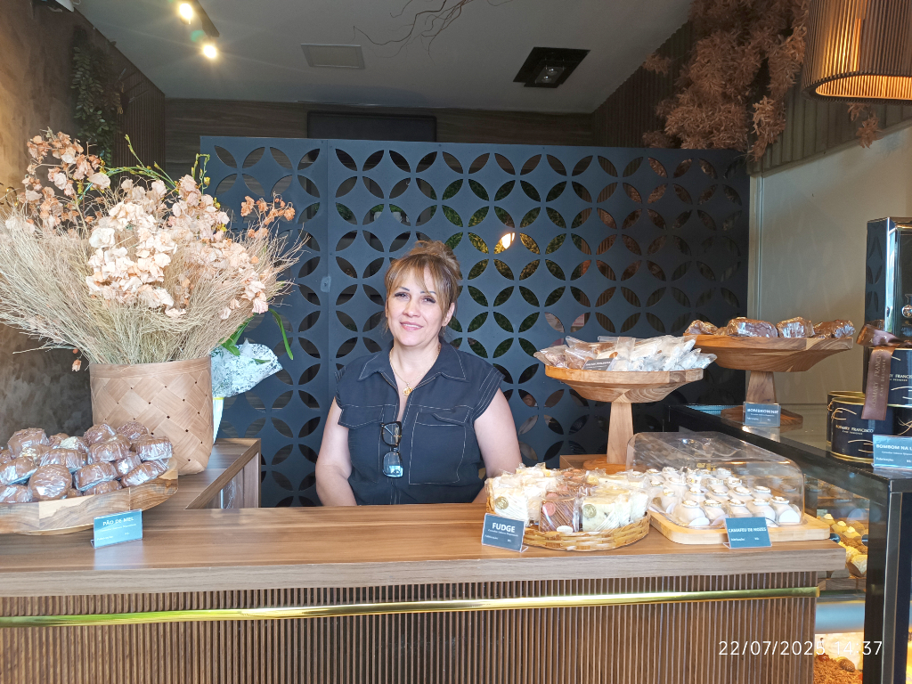 Rosmary Francisco, a renomada cake designer com mais de 24 anos de experiência, inaugurou ontem seu novo Ateliê Rosmary Cake. Agora em carreira solo, ela aposta no sistema de delivery e, em breve, iniciará um curso exclusivo onde compartilhará sua técnica e paixão pela arte de fazer bolos. Parabéns, Rosmary, por essa nova fase! Para quem quiser saborear suas delícias, é só visitar o ateliê na Avenida Sebastião Vaz de Oliveira, no Jardim Universitário, ou fazer seu pedido pelo telefone (17) 99782-2988. Rosmary Cake: há 24 anos adoçando momentos especiais. Na foto, Rosmary em seu novo espaço junto de seus dois filhos Juliano e João Vitor 