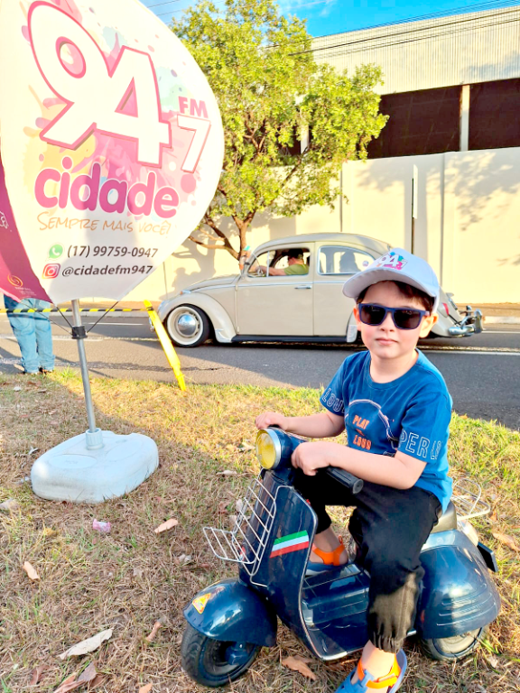 O pequeno Gael Carmona da Silva Ferraz não ficou de fora da tradicional carreata de São Cristóvão! Com sua motoquinha, ele fez questão de participar e, é claro, passou todo orgulhoso para receber a bênção das águas bentas do Padre Alexandre. Tudo isso sob os atentos e amorosos olhares da mamãe Layse, do papai Alan, do vovô coruja Vilmar da Farmácia e da vovó, Célia Carmona. Um momento de fé, alegria e muita fofura na celebração!