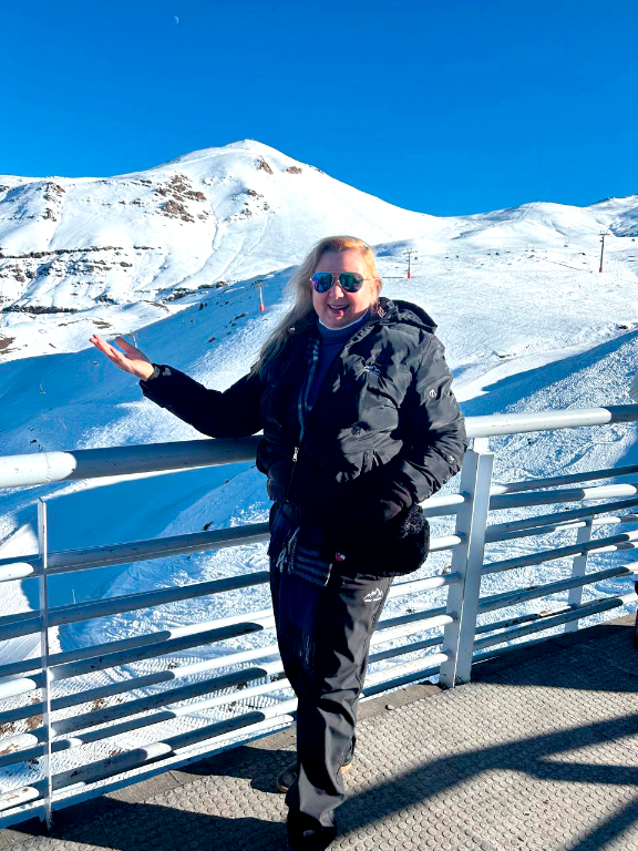 Annah Paula Navarrete aproveitou suas merecidas férias explorando o Chile. No roteiro, visitas a Viña del Mar e Valparaíso, cidades costeiras vizinhas conhecidas por suas paisagens encantadoras, cultura vibrante e rica história. Viña, com seus belos jardins e praias, e Valparaíso, Patrimônio Mundial da UNESCO, com suas colinas coloridas e arte urbana, foram destaques da viagem. “Tia Paula”, como é carinhosamente conhecida, também se hospedou no renomado Resort Valle Nevado, um dos destinos de neve mais famosos da América do Sul, onde curtiu o clima da montanha, esqui e uma vista espetacular da Cordilheira dos Andes.