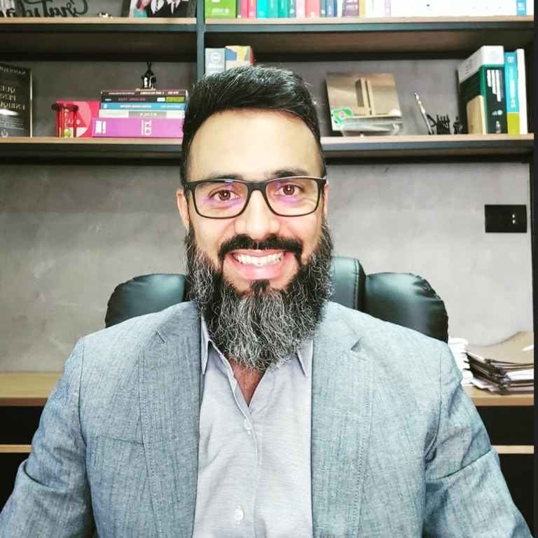 Nesta quinta-feira (16), quem celebra mais um ano de vida é o respeitado advogado Dr. Glauber Henrique Lopes. Homem de princípios, inteligência admirável e coração generoso, Dr. Glauber recebe com gratidão as felicitações de familiares, amigos e colegas que reconhecem sua trajetória marcada por ética, dedicação e sucesso. Ao lado da esposa Letícia, sua companheira de vida e de sonhos, ele brinda não apenas a virada de mais um ano, mas também as conquistas, os aprendizados e os momentos especiais que tornam a caminhada ainda mais valiosa. Feliz aniversário, Dr. Glauber! Que esta nova etapa venha carregada de luz, sabedoria, prosperidade e afeto. Que cada novo dia seja um convite à felicidade, e que a vida continue sorrindo para você com generosidade e grandes surpresas. “DEUS te abençoe”