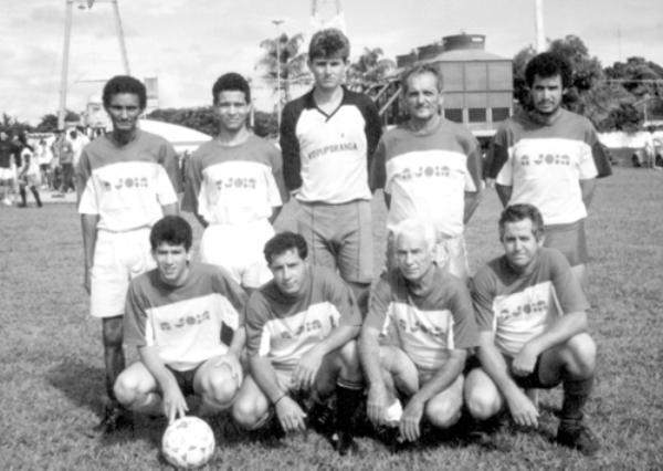 Campeonato da Saev - Dos anos 80, no campinho da Saev, na área do poção da Vila Muniz, os funcionários da autarquia promoviam os seus campeonatos internos e muito disputado. Este time está perfilado para mais um compromisso pelo Campeonato Interno da Saev. Veja quem são os jogadores, conferindo da esquerda para a direita. De pé: Viola, Guardinha, Marcão, Daniel Graciano e Bergamim. Agachados: Isaque, Pinguim, Marcelo Rodas e Cláudio. A foto nos foi enviada pelo colaborador Antonio Carlos.\r\n