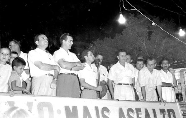 Com a palavra, Nasser Gorayb  - Memorável comício pró-candidatura de Dalvo Guedes, para prefeito, e Gabriel Jabur, de vice. Corria o ano de 1963, o prefeito era Nabuco e buscava a eleição do seu sucessor Dalvo Guedes. No microfone, o discurso era do então jovem candidato a vereador Nasser Gorayb. Veja a partir da esquerda, a formação do palanque das autoridades: Cristovam De Haro (candidato a vereador), Dalvo Guedes (candidato a prefeito), Nasser Gorayb (candidato a vereador), Raphael Cavalim (incentivador da campanha) , Gabriel Jabur (candidato a vice-prefeito)  e o advogado Octávio Viscardi (candidato a vereador) .A foto é do álbum de família do ex prefeito Dalvo Guedes.
