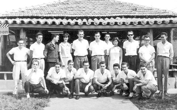 O pessoal do Banco Bandeirantes - Data: 4 de outubro de 1964 - O Banco Bandeirantes do Comércio S.A., manteve agência na rua Amazonas e foi uma referência entre os estabelecimentos de crédito até os anos 80. Essa foto registra um momento de confraternização da sua laboriosa equipe. Houve uma almoço num restaurante localizado onde hoje é o calçadão, ao lado da Concha Acústica, e logo depois o pessoal se posicionou para a foto. Veja quem são eles, conferindo da esquerda para a direita. De pé: Dijesus Saraiva de Alencar, José Carlos Fernandes, Nilson Manzato, Jamili Abib Jorge, Sebastião Marques, o gerente Dalvo Guedes, Octávio Martins Nogueira, Fani Costa, Sérgio Pinheiro, Irineu Ibanez e Osvaldo Cruz Oliveira. Agachados, na mesma ordem: Vírginio Lima Neto, Américo, Adalberto José Doimo, Fausto Beloni, Waldir Gonçalves Marques, Moacir Francischetti, Valmir Anoni e Hamilton Martins. A foto pertence ao arquivo pessoal do secretário de Administração e Finanças da Prefeitura de Cardoso, José Carlos Fernandes. A identificação do pessoal foi feita pelo ex-prefeito Dalvo Guedes.