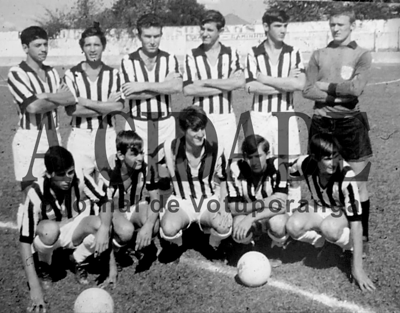 Vestindo a gloriosa camisa alvinegra a equipe juvenil da Associação Atlética Votuporanguense de 1972. Alguns desse time chegaram a jogar na equipe principal. Veja a formação conferindo a partir da esquerda. De pé: Paulo Caçapa, Carlinhos da Horta, Niquinho Leal, Édinho Caporalin, Jair e o goleiro Zé Branco. Agachados: Portuquês, Daú, Jair Burro Branco, Bolinha e Dinizete.

***Confira mais desta coluna em nossa edição impressa e online para assinantes.