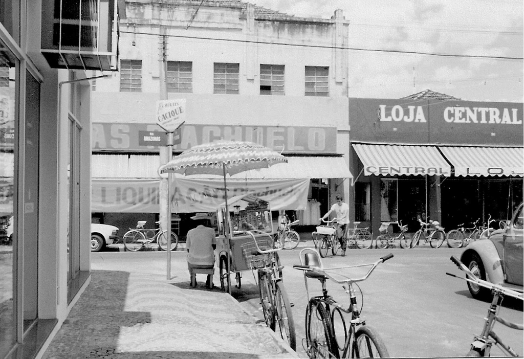 Se hoje temos excesso de motos, nos anos 70, não faltavam bicicletas. A foto mostra a esquina da rua Amazonas, com a rua Santa Catarina. No fundo, aparece o prédio de Lojas Riachuelo (hoje J.Mahfuz). Em cima, havia instalações da Rádio Clube com o seu auditório. Ao lado, a Loja Central da família Salloume e, na esquina, ficava Casas Pernambucanas (mais tarde, Banco Nacional). Pela direita, aparece a dianteira de um Fusca. Na época, a rua Santa Catarina tinha mão de direção invertida e o tráfego fluía para a rua Amazonas.