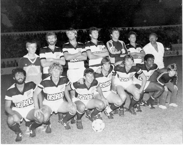 A.A. VOTUPORANGUENSE/ 1985 - Este é o time da A.A. Votuporan-guense em campo para um grande amistoso. O ano 1985. O adversário era a S.E. Palmeiras, da capital. A Alvinegra vivia a era do presidente Dorival Veronezzi. Estádio lotado e o resultado final foi 1 a 0 para o Palmeiras. Veja a formação do time, conferindo a partir da esquerda, de pé: Paulo César ( o gândula do jogo e que hoje mora em Andradina), Marquinhos, Rogério, Ademir, Borba, (?) , e o famoso Fifi. Agachados, na mesma ordem: Caquinha, Ivo, Orlando, Dudu, Romário, Itamar, e um garoto não identificado. A foto é do ex gândula Paulo César, irmão de Rogério de Assis, o nosso colunista esportivo “Balas de Canhão”.