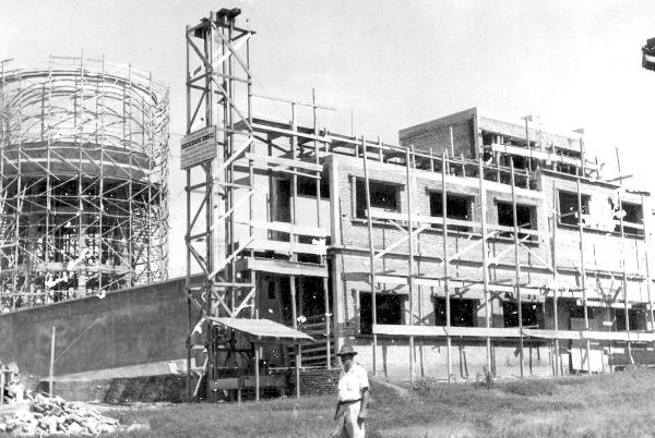 A Saev em construção - A caixa d´agua da Saev, no alto da rua Pernambuco, foi uma referência pela sua imponente estrutura e o sobrado da sua sede própria. As obras foram executadas nos anos 50, e Votuporanga já era vista como modelo no tratamento de água pelos investimentos na sua estrutura física e equipamentos. Ainda hoje, a Saev construída naquele tempo continua atendendo as demandas do tempo moderno. Uma obra que veio para ficar.