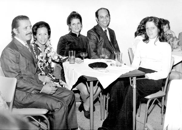 O Baile da Cidade - É dos anos 70. É o tradicional Baile da Cidade, o grande acontecimento social do Votuporanga Clube na noite de 7 de agosto. Na direita, o casal presidente do Votuporanga Clube Rames Cury e Maria Antonia, recepcionando a 1ª Dama do Município a professora Neide Vidotti Garcia e o prefeito professor Luiz Garcia De Haro ( de janeiro de 1973 a janeiro de 1977) e na esquerda a jovem sobrinha do prefeito Fátima Miguel. A foto pertence ao arquivo pessoal de Rames Cury. 
