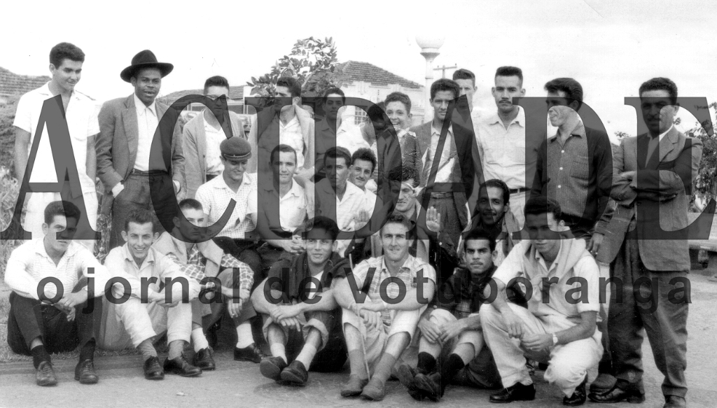 Pessoal de Votuporanga, num dia de 1959, foi bater uma bola em Fernandópolis. Além dos jogadores seguiram também alguns torcedores, saindo dali uma agradável festa de confraternização. Dos bons momentos sobrou esta foto. Veja quem são, a partir da esquerda, de pé: Mauricio (massagista), Cesário (de chapéu) era o goleiro; Luiz Carlos Murasse (Serrano), Adherbal Ronald Gallo, Cleidil Gusmão de Oliveira (Tenente Gusmão), José Antonio de Carvalho (Palestra), Jonas Rodrigues, Pelaia (ao fundo), Alfredo Fantin, Zanca e Augusto Gibim (de terno). Agachados: Português, Maurinho, Agostinho Brigidio, Esdra Moreira Lima, Perigo, Gabriel e Antonio Valente Buzato (Mococa). Sentados: Neri, Calabra, Ariovaldo Viscardi, Touro, Neguinho e Carangola.

***Confira mais desta coluna em nossa edição impressa e online para assinantes.