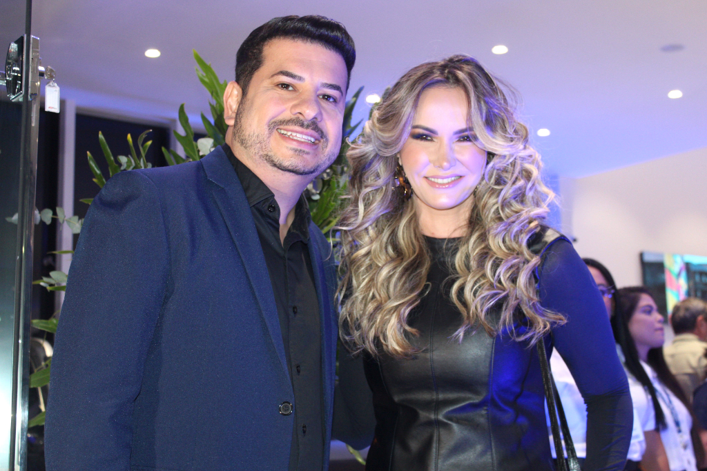 Os jornalistas Luciano Moura e Fabíola Fiorentino foram os responsáveis pelo cerimonial e pela organização do suntuoso coquetel de inauguração da novíssima concessionária Hyundai Golden Motors, realizado no último dia 14 de agosto.
Parabenizamos pela impecável recepção, preparada com muito carinho e profissionalismo por esses dois talentosos colegas de trabalho.
