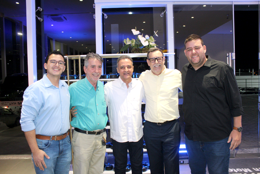 A nova concessionária Hyundai Golden Motors foi inaugurada em grande estilo, marcando sua chegada como a mais nova e moderna opção em veículos para Votuporanga e região. Prestigiando a solenidade registramos Gustavo Sasso, representando o SanSaúde, João Herrera presidente do Sincomércio, o vice-prefeito Torrinha, o advogado Dr. Roberto de Biazi e o diretor do Grupo Cidade de Comunicação, Fábio Bianchini Ferreira, todos dando as boas-vindas à marca e reforçando o potencial de crescimento e desenvolvimento do município.