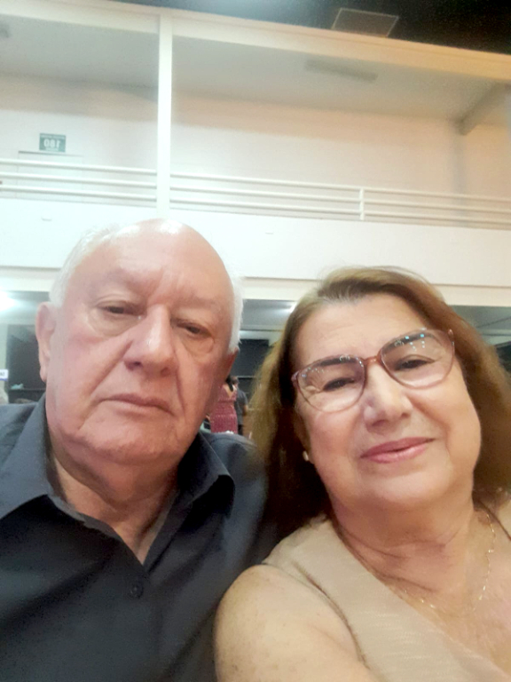 A semana começa festiva para Teresa Casteletti que celebra, na próxima segunda-feira, 20 de outubro, mais um ano de vida. Ela compartilha a alegria desse dia especial, com seu esposo, Valdeniro Odivaldo Casteletti, que lhe dedica todo o amor e carinho nesta ocasião festiva. Parabéns, Teresa! Que a idade nova venha repleta de saúde, paz, amor e bênçãos divinas. 