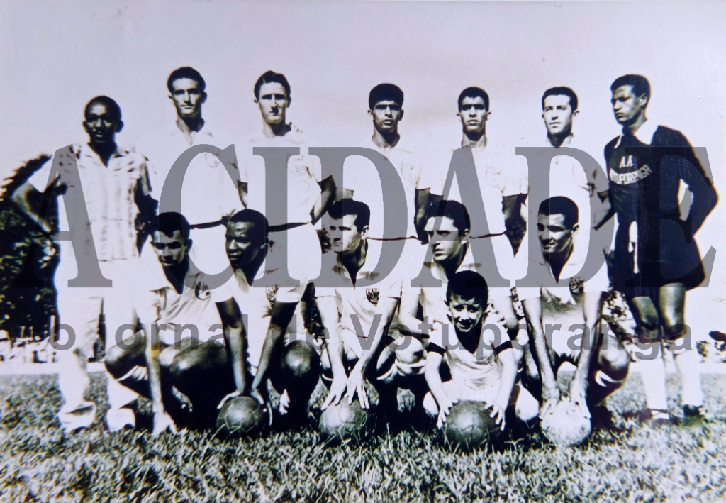 De passagem pela nossa redação nesta semana, o votuporanguense Armando Russo (Canhoto) nos brindou com esta foto da A.A. Votuporanguense, do ano de 1962, onde ele aparece pela ponta esquerda. Muitos desses jogadores permaneceram em Votuporanga atuando nas mais diferentes atividades profissionais. Veja a formação do time conferindo a partir da esquerda. De pé:  Cido (massagista), Norival, Neguinho, Nélson Pitangueira, Vilmar, Albano e o goleiro Raimundinho. Agachados: Vevé, Fifi, Lupércio, Nélson Luque e Canhoto. O mascote é o Turquinho. De saudosa memória reverenciamos o Cido massagista e os jogadores: Vilmar, Vevé, Nélson Pitangueira, Raimundinho, Norival, Albano, Fifi e Lupércio.

***Confira mais desta coluna em nossa edição impressa e online para assinantes.