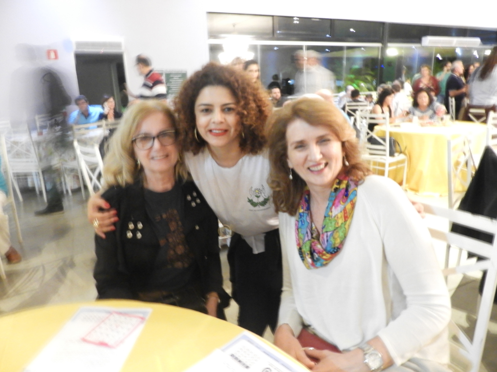 Um registro fotográfico das amigas Carmen Facchini, Olga e Rose Ramalho 
em recente festa na APAE de Votuporanga 