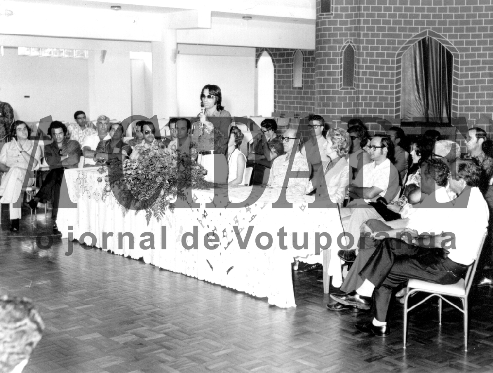 Ano de 1973. O empresário Áureo Ferreira discursa ao ser empossado presidente do Votuporanga Clube. O primeiro da esquerda é o apresentador de televisão Amaury Júnior, na época jornalista em Rio Preto. Na sequência podem ser identificados: Nasser Marão, Roberto Lima Campos (vice-prefeito), Luiz De Haro (prefeito), Áureo Ferreira, o prof. Cícero Barbosa Lima Junior (que havia deixado a presidência do clube), professora Chamena, entre outras personalidades da época.

***Confira mais desta coluna em nossa edição impressa e online para assinantes.