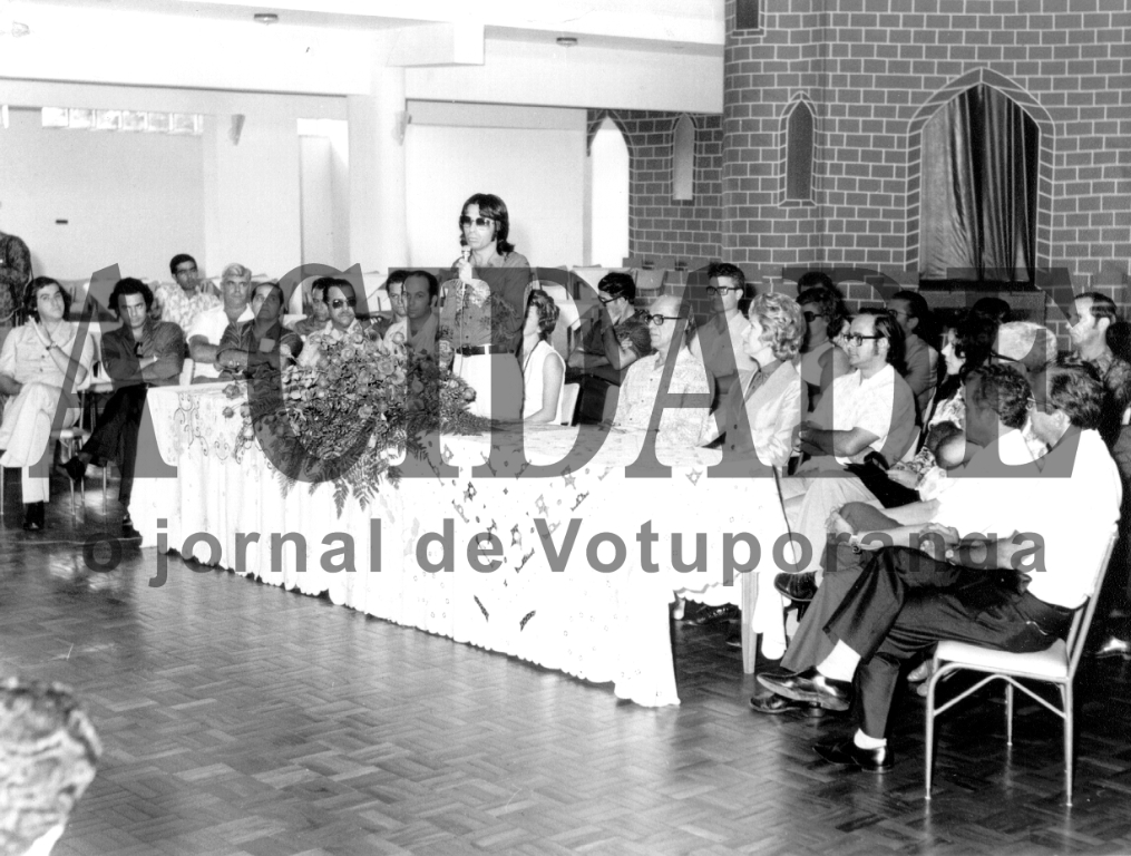 Ano de 1973. O empresário Áureo Ferreira discursa ao ser empossado presidente do Votuporanga Clube. O primeiro da esquerda é o apresentador de televisão Amaury Júnior, na época jornalista em Rio Preto. Na sequência podem ser identificados: Nasser Marão, Roberto Lima Campos (vice-prefeito), Luiz De Haro (prefeito), Áureo Ferreira, o prof. Cícero Barbosa Lima Junior (que havia deixado a presidência do clube), professora Chamena, entre outras personalidades da época.

***Confira mais desta coluna em nossa edição impressa e online para assinantes.