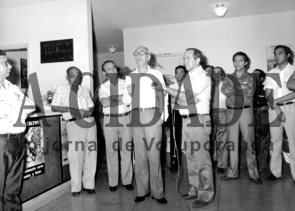 Uma outra foto histórica do ato de denominação de “Otogamis Luiz Arantes” para a Casa da Agricultura. Quem aparece discursando é o saudoso prefeito Hernani de Matos Nabuco. Confira da esquerda para a direita: o saudoso jornalista e advogado Anísio Garcia Martin, Alcides Siqueira, o saudoso vereador Valdir Gonçalves de Lima, o orador Nabuco e o jornalista Antonio Carlos de Camargo, Manoel Anzai (ao fundo), Nasser Marão, prof. Nivaldo Melara e o empresário Américo Adauto Leva.

***Confira mais desta coluna em nossa edição impressa e online para assinantes.