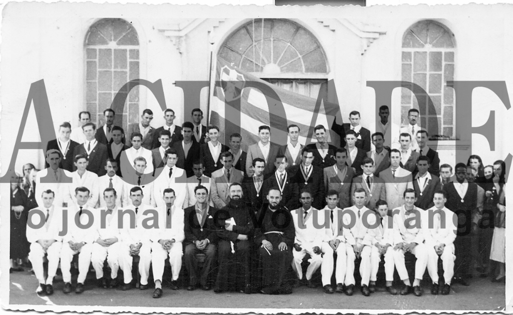 Nos anos 50 e 60, a igreja católica tinha, entre os seus movimentos religiosos, a Congregação Mariano para os homens e “Filhas de Maria” para as mulheres. Em Votuporanga, o grupo de marianos tinha até o seu time de futebol. Nesta foto dos anos 50, a Congregação Mariana de Votuporanga se apresenta com a sua bandeira hasteada em frente à antiga capela, que ficava na praça onde hoje está a fonte luminosa. Ao centro, aparecem dois sacerdotes. Trata-se do Frei Gregório Protásio Alves e Frei Elizeu. Alguns desses marianos ainda estão entre nós residindo na cidade

*Confira mais desta coluna em nossa edição impressa e online para assinantes.