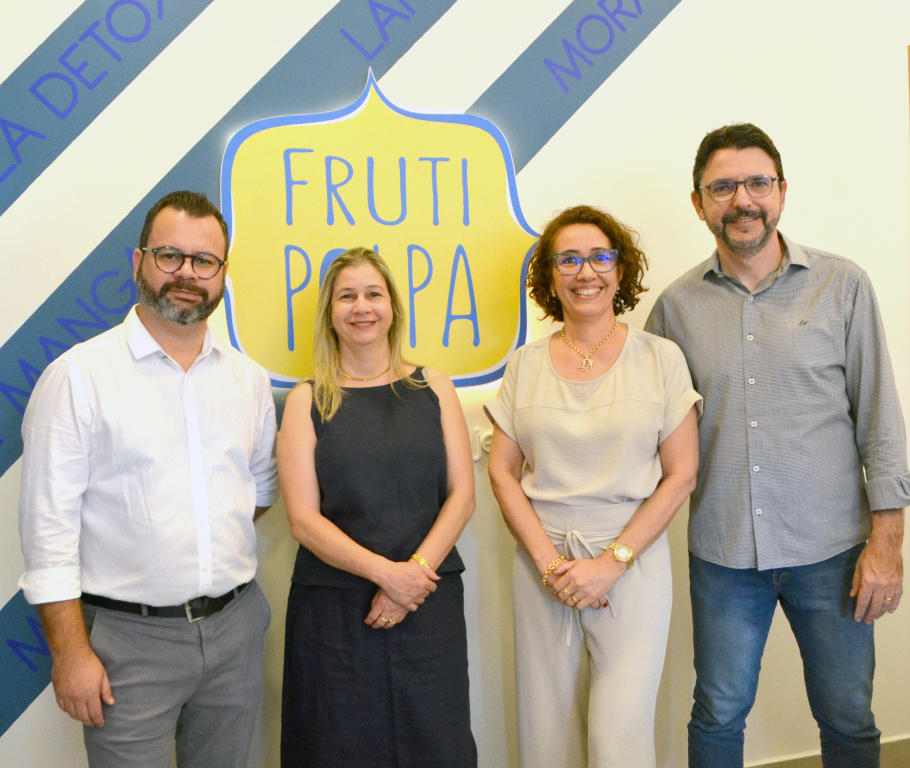 Fernando Chaves e sua irmã Vanessa Chaves, ao lado de Luciana Branquinho e seu marido Dr. Wendel Graziano, sócios proprietários da Fruti Polpa, a mais nova loja de produtos congelados, inaugurada na manhã do último sábado em Votuporanga. Localizada na Avenida Francisco Vilar Horta, nº 4062, a Frutipolpa, oferece aos consumidores, desde polpas de frutas, frutas congeladas, açaí de pote, pães, massas caseiras artesanais, uma grande variedade de salgados, pão de queijo e até uma linha especial de vegetais congelados. Com foco na praticidade e na qualidade dos alimentos, a Fruti Polpa promete se tornar referência na cidade para quem busca praticidade sem abrir mão do sabor. 