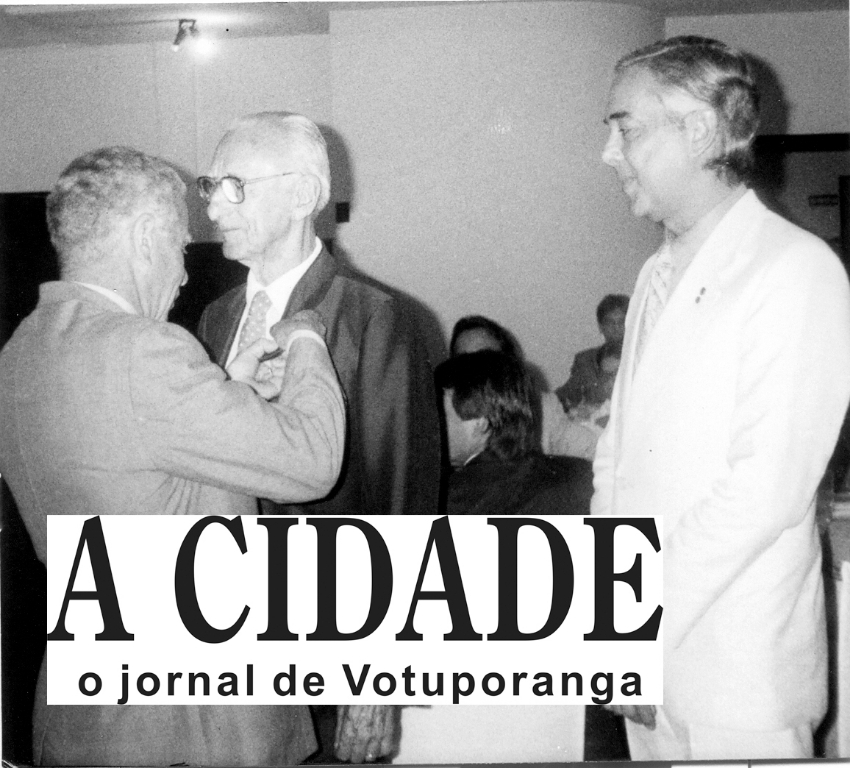 O saudoso prefeito Hernani de Matos Nabuco, após cumprir os seus dois mandatos como chefe do executivo municipal, adotou com o seu trabalho voluntário a Associação Antialcoólica de Votuporanga. Ele foi um dos fundadores da entidade e dedicou-se às suas promoções filantrópicas. Na foto ele recebe uma condecoração de um outro abnegado daquela entidade, o saudoso Tenente Mário Bernardes. Assiste o ato o empresário Américo Adalto Leva.