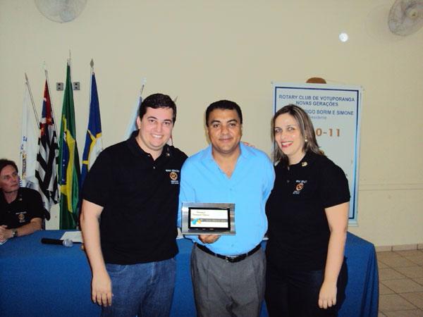 O homenageado ao lado do presidente do clube Alan Borin e da rotariana Alessandra Maranho
