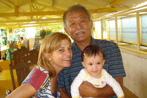 Sara Rodrigues da Silva Nakabashi festejou ontem seu aniversário ao lado de seus familiares, em especial do esposo Júlio (fotos), dos filhos Thiago, Vinícius e Vítor, e de sua netinha Bianca (foto)