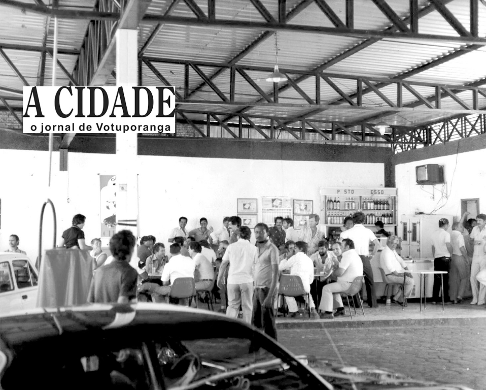 Na virada dos anos 80, um dos pontos mais frequentados de Votuporanga era o Bar do Fofinho instalado dentro do Posto Poiani (hoje Posto Só Nata), na rua Amazonas. Eram seus proprietários Haroldo Ferreira e José Carlos Victorino. Esta foto é do dia 17 de abril de 1981 e foi feita pelo fotógrafo Altino (Foto Marabá). Identificamos, a partir da esquerda: Paulo, Mindo Andreto, Jair, Dado (irmão do João Abbas), Valter (da Roda Viva), Célio Honório e o seu irmão José Luiz Honório, Aristeu Marim Moleis (Bradesco), Edivaldo (filho do Lamartine), Vilmosney Rigo, Paulino Mateus Olgado e saudoso dentista João Roberto Poiani, entre outros