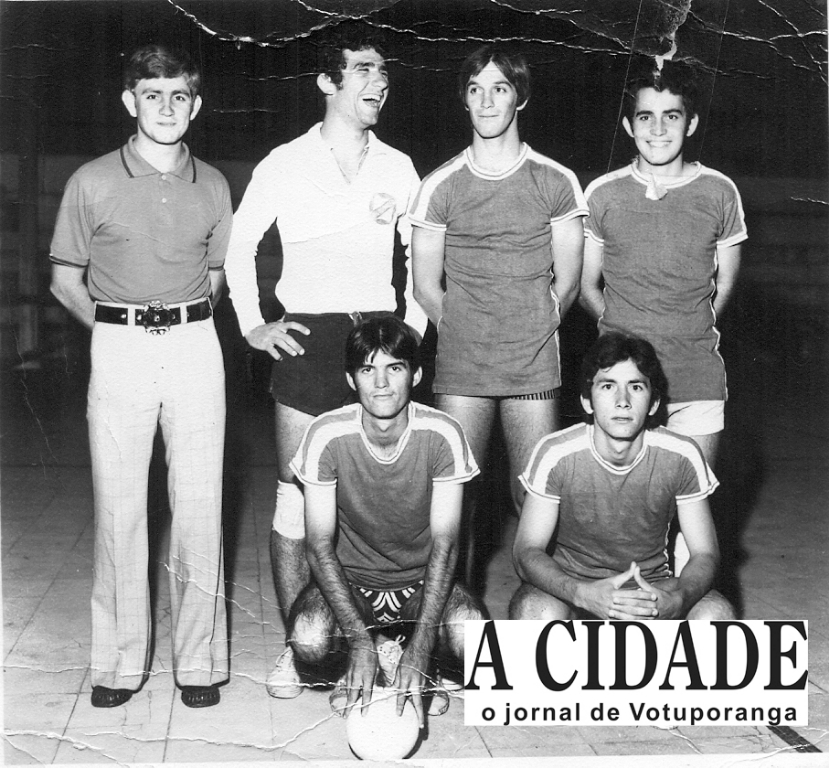 Está é a equipe de futebol de salão do antigo Banco do Comércio e Indústria (Comind) para o tradicional campeonato dos Bancários em 1972. Em pé, a partir da esquerda: técnico Vanuza; goleiro Cláudio Gubolim, Jair Moriali e Eber Voltolini (Zebrinha). Agachados: Carlinhos Nogueira e Urbes Messias de Lima (Ligeirinho).
