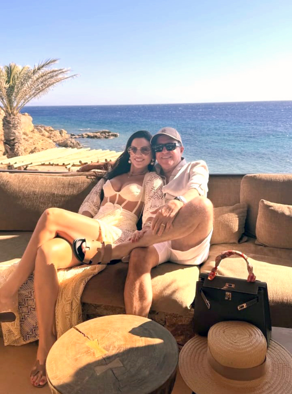 Roberto Beleza e sua amada Daiany estão vivendo a viagem dos sonhos na Grécia! O casal desfruta das paisagens paradisíacas e dos inúmeros tons de azul que fazem do mar grego um verdadeiro espetáculo, do turquesa ao cobalto, cada ilha revela uma nova beleza. Enquanto eles aproveitam essa experiência inesquecível, por aqui a gente acompanha encantados, se deliciando com cada registro dessa natureza deslumbrante. Que seja uma viagem repleta de amor, descobertas e momentos inesquecíveis!