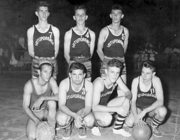 O nosso time de Basquete -Esta é a equipe do Votuporanga Clube dos anos 50. Eram os astros do bola ao cesto e que representavam Votuporanga nas principais competições regionais como os Jogos Abertos da Araraquarense. Confira o time da esquerda para a direita, de pé: Walter Costa, Rames Cury e Antonio Morete. Agachados: Esdras Moreira, Denizart Vidigal, Egídio Padovez e Miguel Raul Pignatari. A foto é do arquivo pessoal de Rames Cury.