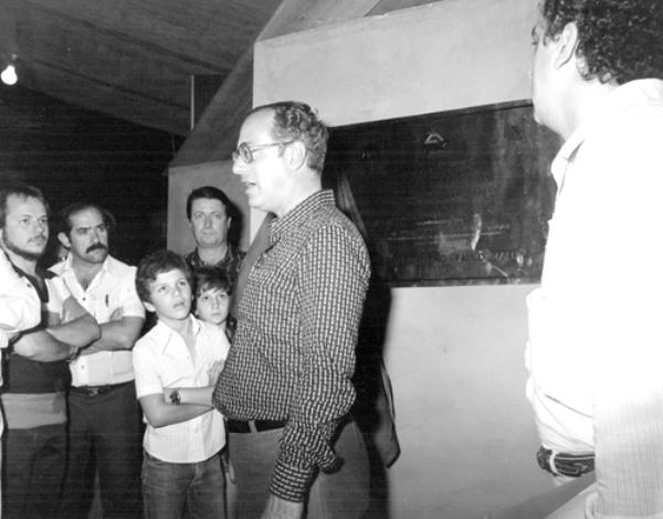 A plateia do Maluf - Nesta foto dos anos 70, o então governador de São Paulo, Paulo Maluf, discursa num ponto qualquer da cidade. Flagramos atento na plateia o hoje empresário do Frango Rico, Domingos Pignatari Júnior, o conhecido Júnior da Jóia. Ao lado dele o professor Uélinton Garcia Peres e à frente duas crianças: o menino compor-tadinho de braços cruzados não identificamos, mas o outro todos apostam que é o prefeito Junior Marão (no detalhe). É ver para crer. A foto é de Rames Cury.