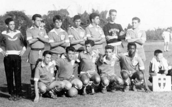 Os Marianinhos de Votuporanga - Década de 50 - Esse é o famoso time dos Marianinhos de Votuporanga. Era fé em Deus e boa pontaria na bola. Confira quem jogou nos Marianinhos. De pé, a partir da esquerda: Aniovaldo (Jacaré), Uedelton, Jarbas, Yusif, Julinho, e Teixeirinha. Agachados na mesma ordem: Jaime (Borrenga), Chico Padovez, Ney Neves, Roberto Carreteiro, e Klemer. O massagista do time que aparece na foto: Haroldinho Mazaferro.A foto pertence ao arquivo pessoal de Edison Cóculo Martins (o Baiano). \r\n