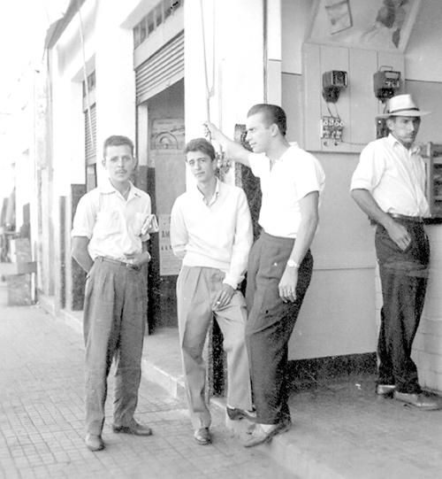 Bar do Shinohara - Quem tem mais de 40 anos de Votuporanga por certo vai se lembrar deste espaço que era o ponto de encontro do pessoal. Trata-se do Bar do Shinohara. O bar ficava na rua Amazonas, na esquina do cinema. É de lá essa foto que aparece em primeiro plano Rames Cury, Hélio Antunes e Orlando Mata. Os pioneiros da cidade não esquecem desta referência. A foto é dos anos 60 e pertence ao arquivo pessoal do Rames Cury.