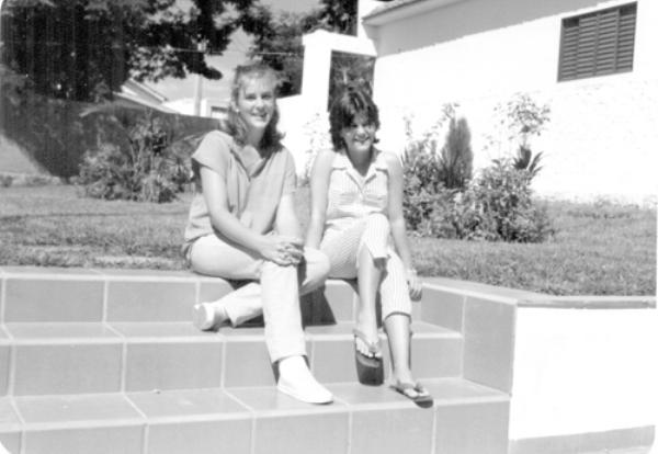 Cláudia e Sandra - Cláudia Cristina Bianchini e Sandra Gustinelli num flash dísparado em direção delas há mais de 25 anos.O cenário hoje é outro, mas naquele tempo, esta era a escadaria da residência da senhora Divina Lopes Gustinelli (mãe da Sandra), na rua Ceará esquina com a rua Santa Cruz. Cláudia hoje reside em Porto Velho-RO. A foto é do álbum da família dos Gustineli.\r\n