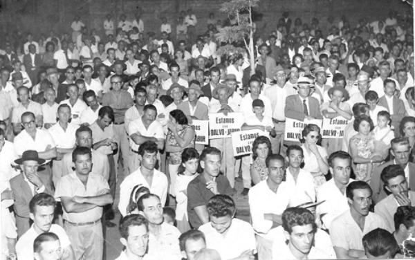 O povo nos comícios - “Naquele tempo o povo participava dos comícios”. Esta observação foi feita pela ex-prefeito Dalvo Guedes, diante desta foto do ano de 1963. Ele estava em campanha política e tinha o apoio do então prefeito Hernani de Matos Nabuco. O seu companheiro de chapa como vice-prefeito era Gabriel Jabur. De braço cruzado ou de paletó e chapéu, todos ouviam atentamente o pronunciamento dos oradores no palanque. É possível que o prezado leitor identifique alguns votuporanguenses daquela época que aparece nesta foto.\r\n
