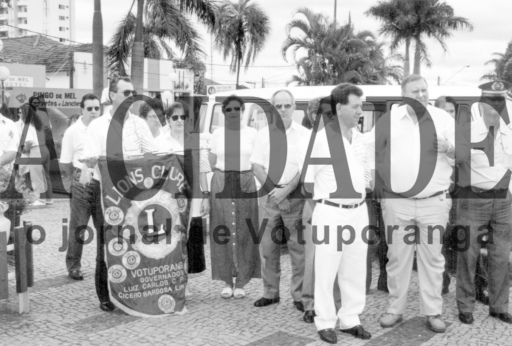 Dia da Bandeira no Lions - A foto é do dia 19 de novembro de 1996. Na praça Cívica (em frente a Concha Acústica), um grupo de associados do Lions Clube de Votuporanga reuniu-se com autoridades para a comemoração do “Dia das Bandeira”. Da esquerda para a direita: Antonio de Lima (ao fundo), Olívio Fajardo (segurando o estandarte do Lions), Evanir Alves dos Santos Fajardo, vereador Osório Casado, jornalista João Carlos Ferreira, o prefeito Pedro Stefanelli Filho e o então Comandante da 3ª Cia da Polícia Militar, Capitão Nélson Torres.A foto é da Secretaria de Educação e Cultura.

***Confira mais desta coluna em nossa edição impressa e online para assinantes.