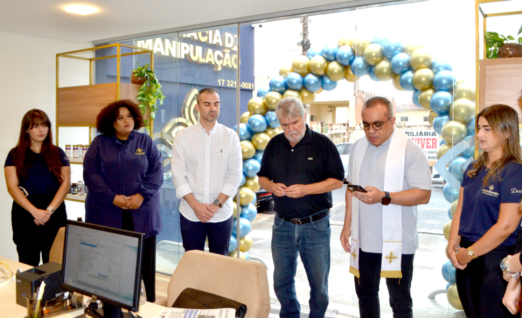 No último dia 10 de outubro, a cidade ganhou uma nova opção para quem busca medicamentos manipulados: a inauguração da farmácia de manipulação Biomagistral. A rede de franquia, que investe na região, realizou uma cerimônia especial para marcar o início das operações em Votuporanga. O evento contou com a presença do prefeito Jorge Seba e foi abençoado pelo Padre Adão, que dedicou palavras de fé e proteção ao diretor da franquia, Fábio, e a toda equipe que compõe o time de profissionais da Noroeste Biomagistral Farmacêutica. Com atendimento especializado e foco na qualidade, a Biomagistral chega para oferecer soluções personalizadas e atender às necessidades da população local.