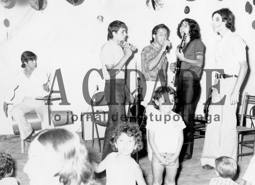 Na década de 70 a onda era roda de samba. Na lanchonete Ki-Delícia, no centro da cidade, ou por outros bares e clubes, era comum, nos fins de semana, o pessoal curtir um sambinha. A foto é de 1975 e apresenta o grupo da escola do Alvorada, numa quermesse. Veja quem são os sambistas da foto: Borboleta (percussão), Jorge Abdala, Carlão, Guiba e Nelsinho Xuxa. 

***Confira mais desta coluna em nossa edição impressa e online para assinantes.