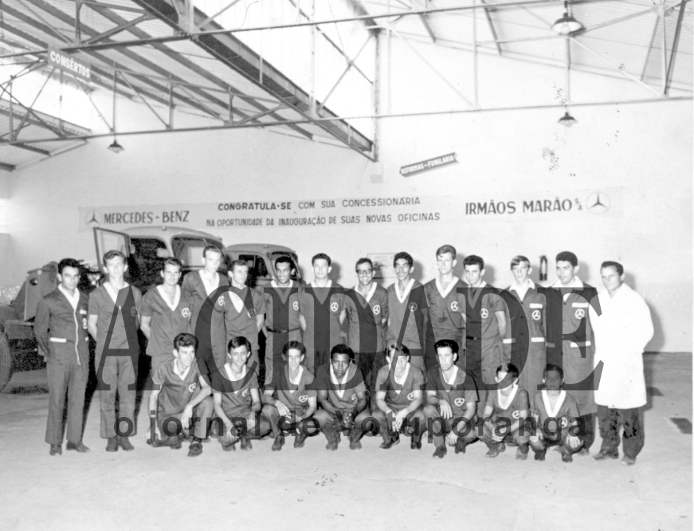 A foto é dos anos 70 quando a concessionária Mercedes Benz pertencia a empresa Irmãos Marão e atendia com loja e oficina no centro da cidade, na Rua Amazonas. Veja quem vestia a camisa da Mercedes naquela época, conferindo da esquerda para a direita, de pé: Orlando, Ivo, Ismael, Fiori, Domingos, Onézio, Waldir , Jacir, Tiburcio, Aderson, Waldir, Alcides (dono da foto), Décio e Ìtalo. Agachados na mesma ordem: Mirim, Lobo, Geraldo, Floriano, Biriba, Nardo, Dorival e Freire. 

***Confira mais desta coluna em nossa edição impressa e online para assinantes.