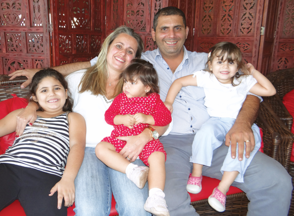 O casal Eduardo Karkar e Paulina fazendo a festa com as filhas Maria Eduarda, Isis Paulina e Ana Beatriz