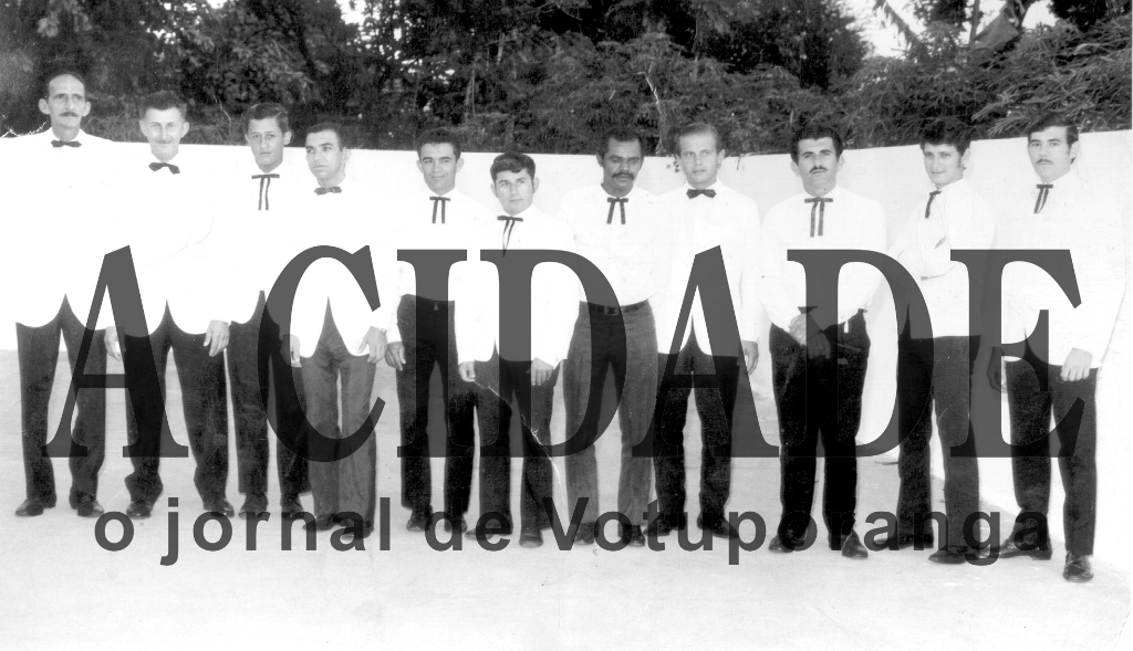 Eles foram muito conhecidos pela missão de servir os convidados. Estes foram os garçons da equipe do Sandrin que trabalharam na inauguração do prédio da Telesp, na rua Goiás, no ano de 1970. A partir da esquerda: Michel Miguel, Sandrin, Ananias Ferreira dos Santos, Abílio do Baião, Jura Sobrinho Bozó, Vanilton (baixinho da Antartica), Valdecir, Ivanildo, Salomão e João Luvian Mateus (João Padeiro).

*Confira mais desta coluna em nossa edição impressa e online para assinantes.