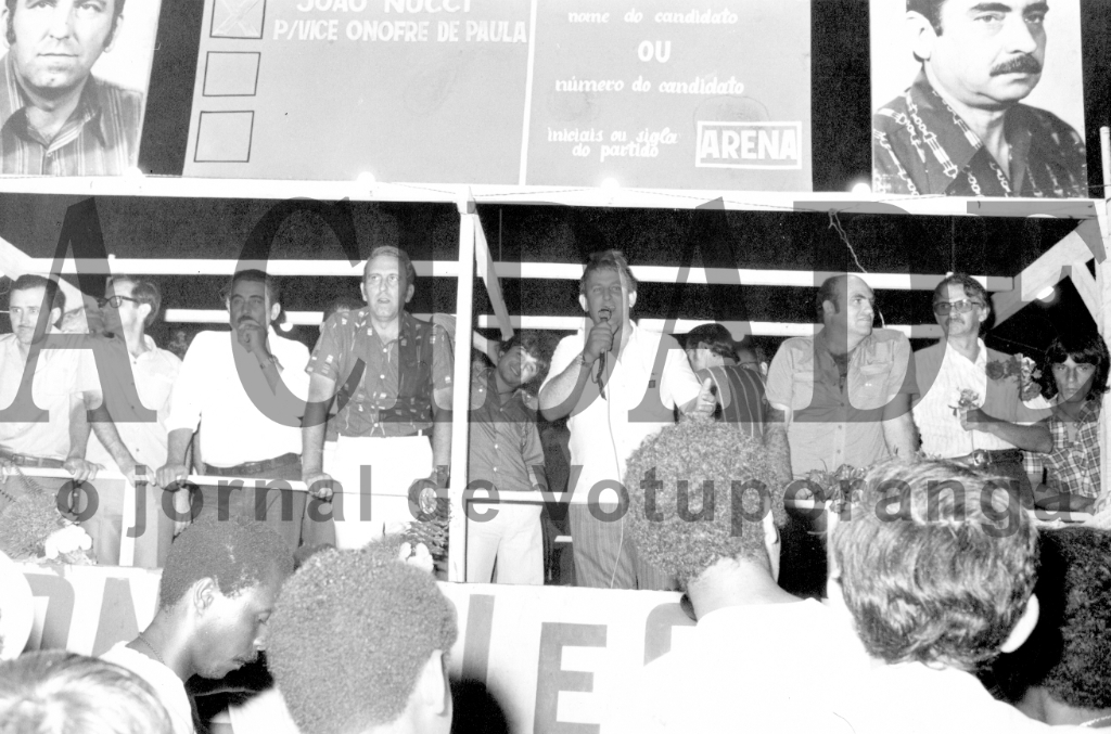 A foto é da campanha eleitoral de 1976. O candidato a prefeito era o dentista João Antonio Nucci tendo como vice Onofre de Paula, ambos pela Arena, que era o partido do governo. A chapa venceu o pleito e Nucci foi prefeito na sua primeira administração de 1º de fevereiro de 1977 à 31 de janeiro de 1983. Na foto do palanque aparecem também os candidatos a vereadores: (?), Eurípedes Grandizoli, seguido por Onofre e Nucci, no microfone Roberto Bianchini, Orildo Fabiano e Octaviano Nogueira, que foi presidente da Câmara Municipal.

***Confira mais desta coluna em nossa edição impressa e online para assinantes.
