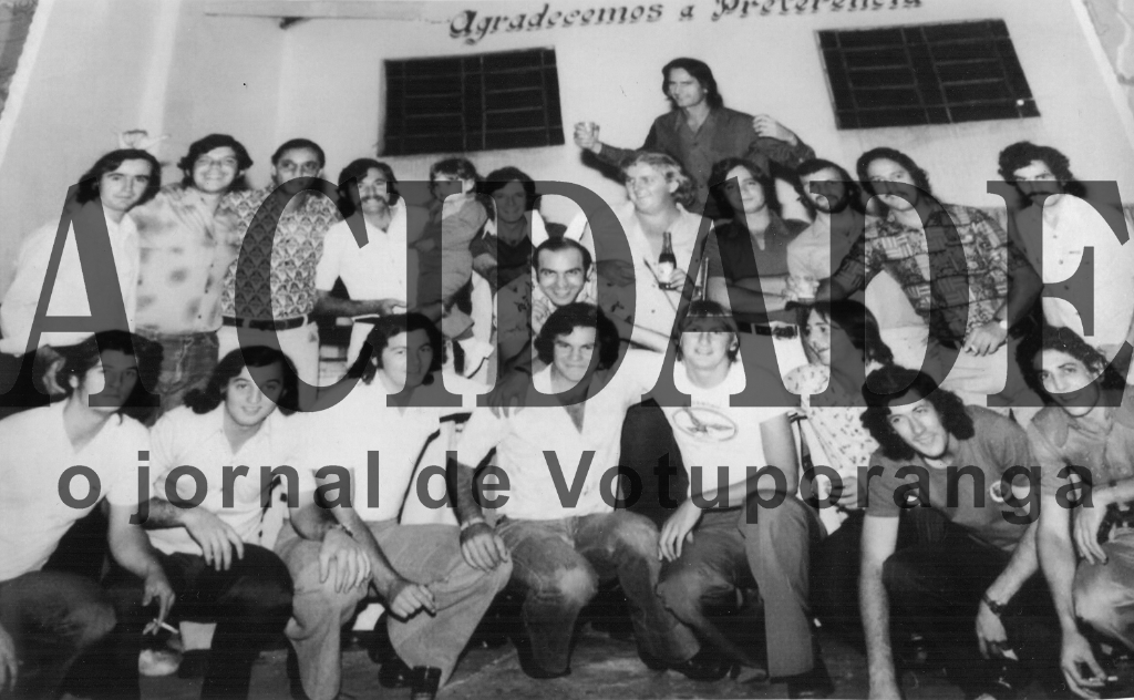Esta foto foi feita numa festa de casamento. Consta como o casamento do Osvaldo (Paco). O que interessa são os personagens. A partir da esquerda, de pé: Walter (irmão do Paco), Boinha, Altino,
Roberto Rossini (com uma criança), Dezan, Carlão Haddad, Castelli, Osmar da viola (ao alto), Pereira, Zé Pires, Zé Bento (Cinema) e Orlandinho Beloto. Agachados: Jair (Burro Branco), Luiz Carlos Roveda, Zé da União, Guena, Silvio Ferrari, Tião (Boi), Gil (Vidraçaria) e um jovem não idêntificado.

***Confira mais desta coluna em nossa edição impressa e online para assinantes.