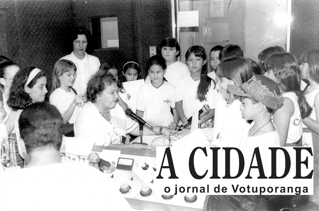 Esta foto é do dia 15 de maio de 1957. A dedicada professora Olga Balbo Ferreira Fontes, na época diretora da Escola Dinâmica, fez uma visita ao estúdio da Rádio Cidade de Votuporanga. Na oportunidade levou os seus alunos para conhecer as instalações (e o funcionamento) da emissora de rádio.Veja a garotada atenta à fala da mestra.