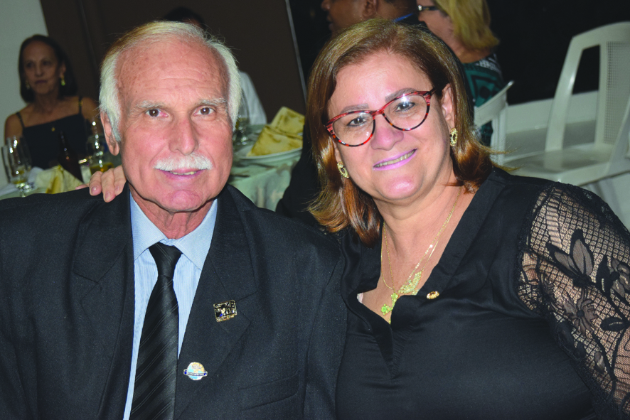 Zélia Fante é a aniversariante deste domingo. Na foto com o  marido José Paulo Fante que puxa a fila dos cumprimentos nesta data especial junto dos demais familiares