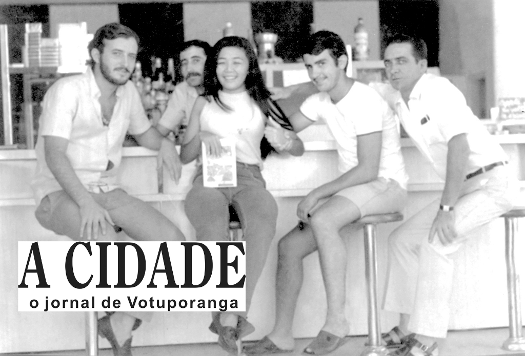 O ano é 1971. O local é a Ki-Delícia, o ponto de encontro do pessoal da época, na rua Amazonas esquina da Concha Acústica. No local que já foi a Casa Globo Tecidos e hoje está uma Lotérica. Da esquerda para a direita: Jorge Tabachi (o saudoso Jorge Boca), Jamil B. Budim, Mary Sato, Laércio Barbieri (Lelé) e o saudoso Darcy Cechini.